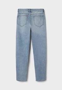 Vaqueros de mezclilla azul claro con cinturilla elástica, pantalones rectos y dos bolsillos traseros, mostrados desde la parte trasera sobre un fondo liso.