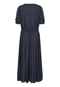 Robe plissée bleu marine à manches courtes, col rond et taille élastique, fabriquée dans un tissu doux pour une silhouette fluide.