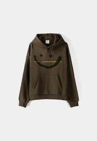 Felpa con cappuccio marrone con una grande grafica di una faccina sorridente nera. Testo sotto che recita: "SE NON FOSTE QUI, STAREI PIANGENDO TOUR 2023." Tasca a marsupio.