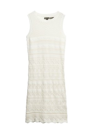 Robe tricotée blanche légère avec des motifs texturés et un design sans manches. Elle présente un col rond et un ourlet festonné en bas.