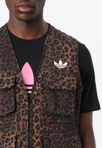 adidas Originals GRAPHIC UNISEX - Vesta - bronze strata