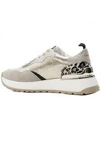 Sneaker beige e oro con tomaia testurizzata, dettagli neri e tacco con stampa leopardata; presenta una soletta bianca e suola in gomma.