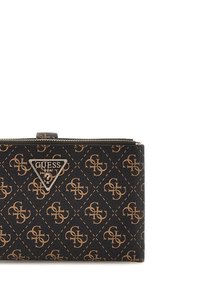 Portafoglio nero con un motivo a monogramma ripetuto in beige, chiusura zip e una placca triangolare in argento sul davanti.