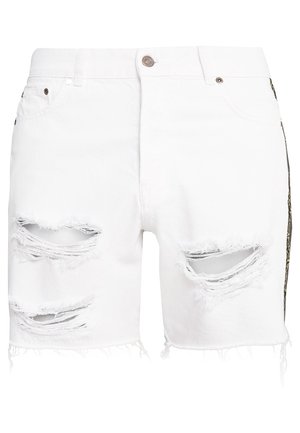 Weiße Denim-Shorts mit abgenutzten Rissen an den vorderen Oberschenkeln, ausgefransten Säumen, Frontknopf und Reißverschluss sowie sichtbaren Seitentaschen.