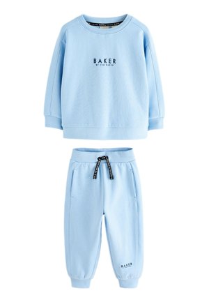 Lyseblåt sæt til børn med sweatshirt og joggers med ribkanter, sort snøre og "BAKER" logo på bryst og ben.