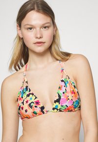 Top de bikini triangular com um padrão floral multicolorido com detalhes em rosa, verde e preto. Feito em tecido sintético com alças ajustáveis.