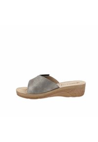 Sandale à glissière en cuir gris avec bout ouvert, talon en coin incurvé et semelle rembourrée. Présente une texture lisse et un design minimaliste.