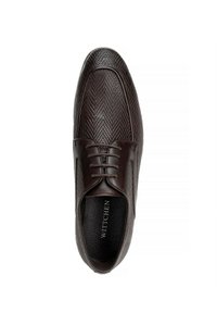 Scarpa in pelle marrone con texture intrecciata, punta arrotondata e lacci. Presenta una finitura liscia e un logo discreto sulla soletta.