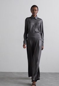 Norma Kamali YOKE WAISTBAND STRAIGHT LEG PLEATED TROUSER - Pantalon classique - charcoal