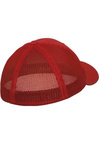 Căciulă de baseball roșie cu față solidă și spate din plasă, cu o vizor curbă și un buton deasupra pentru un detaliu suplimentar.