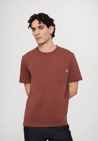 T-shirt marron à manches courtes en coton, avec une poche poitrine à rabat pointu, un col rond et une coupe décontractée.