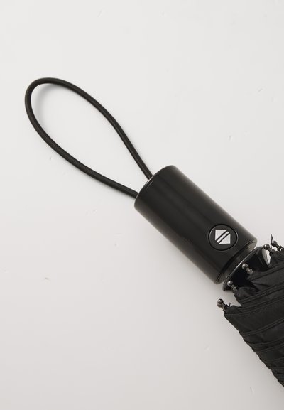 Sort kompakt paraply med et cylindrisk håndtag, en knap til at åbne, og et tekstureret baldakin med synlige ribber. Inkluderer en håndledsrem.