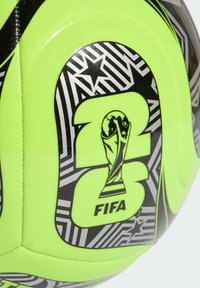 Czarna i neonowozielona piłka nożna z geometrycznymi wzorami, logo FIFA World Cup oraz stylizowanym tekstem. Gładka tekstura z szytymi szwami.