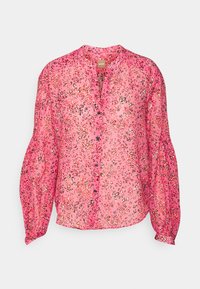 Lyserød gennemsigtig bluse med leopardprint-design, med knaplukning og puffede ærmer. Stoffet virker let og tekstureret.