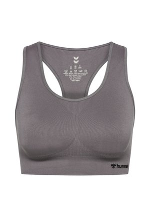 Sports-bh i afdæmpet gråt stof med racerback-design, tekstureret materiale og sort logo ved den nederste kant. Vaskeanvisninger trykt indvendigt.