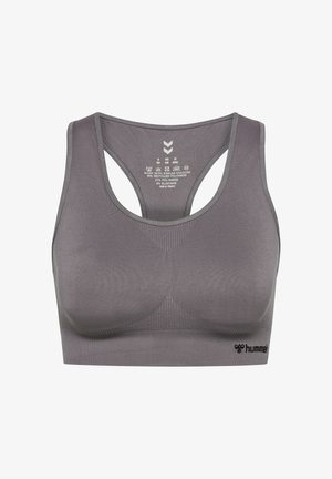 Sport-BH aus gedämpftem grauem Stoff mit Racerback-Design, strukturiertem Material und schwarzem Logo am unteren Rand. Pflegehinweise sind innen aufgedruckt.