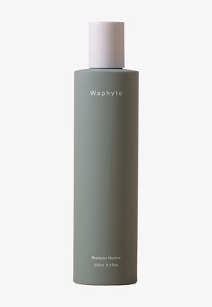 Hohe matte grüne Shampooflasche mit weißem Deckel, beschriftet mit Waphyto Shampoo Nurture 250 ml 8,5 fl oz auf einfachem Hintergrund.