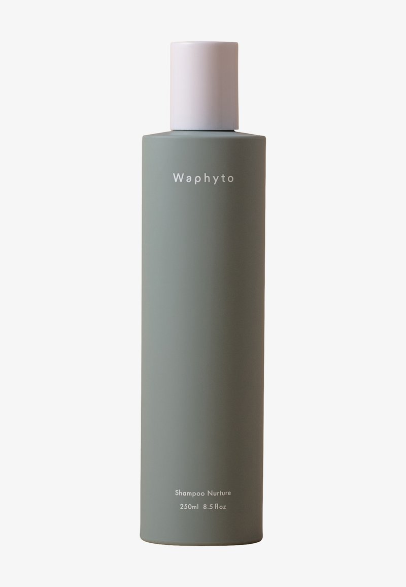 Grande bouteille mate verte de shampooing avec bouchon blanc étiquetée Waphyto Shampoo Nurture 250 ml 8,5 fl oz sur fond uni.