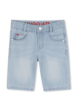 Shorts en jean bleu clair avec un léger effet délavé, dotés de cinq poches, d'une étiquette logo rouge sur la ceinture, et d'une fermeture à bouton métallique.