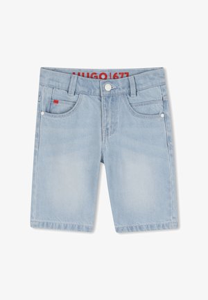 Svetlo modri denim kratke hlače z rahlo izpiranimi odtenki, s petimi žepi, z rdečo logotipno etiketo na pasu in z zapiranjem na kovinski gumb.