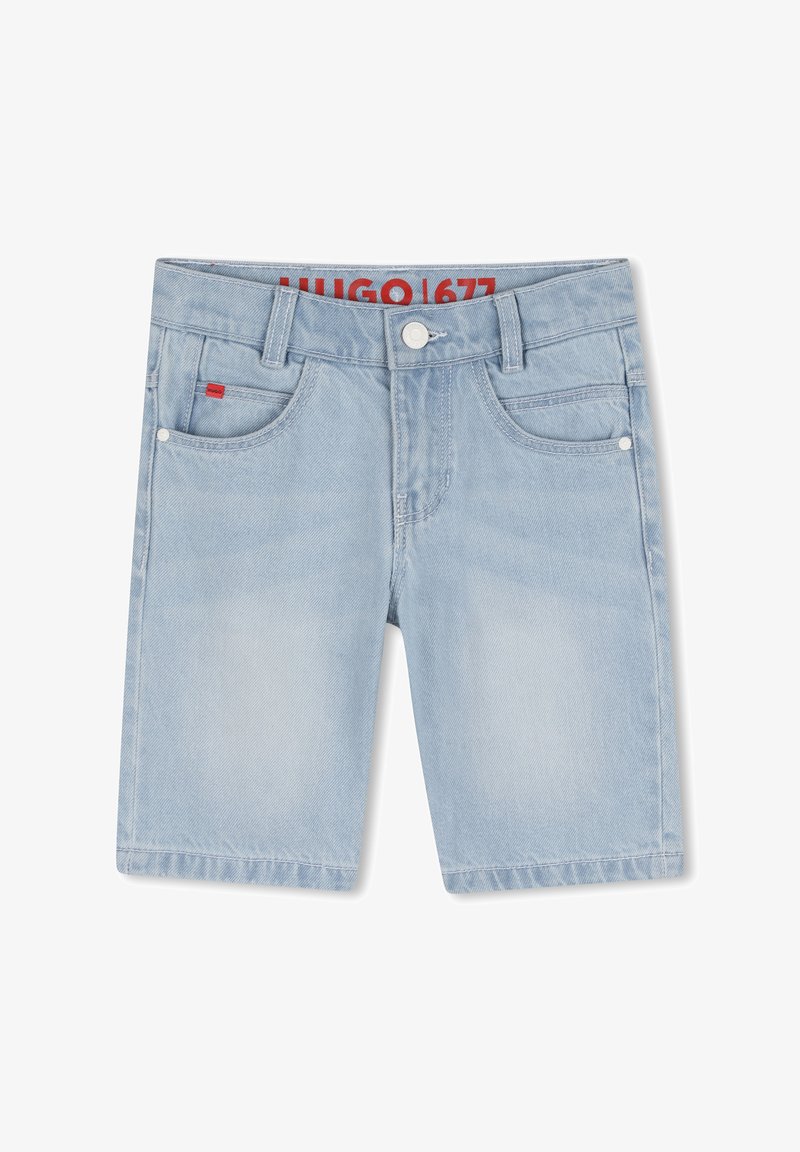 Ανοιχτό μπλε τζιν σορτς με ελαφρώς ξεθωριασμένη όψη, διαθέτει πέντε τσέπες, κόκκινη ετικέτα με λογότυπο στη μέση και μεταλλικό κουμπί στο κλείσιμο.