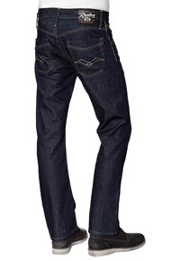 Pantalones vaqueros de mezclilla azul oscuro con un diseño de pierna recta, costuras amarillas en contraste y patrones de bolsillo distintivos. Cuenta con una cinturilla con marca.