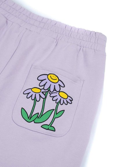 Pantaloni corti lilla caratterizzati da una vita elastica e una tasca applicata decorata con tre margherite cartoon, ognuna con un centro giallo e steli verdi.