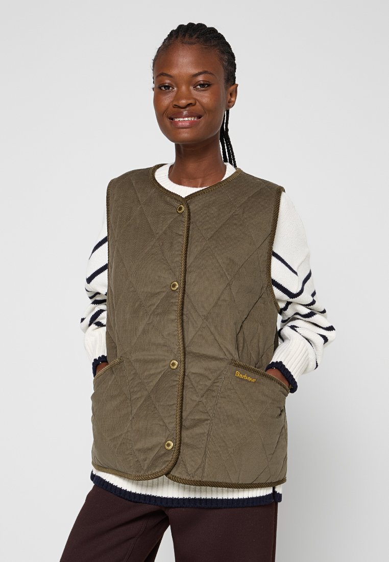 Oliwkowa pikowana kamizelka z okrągłym dekoltem, zapięciem na guziki i bocznymi kieszeniami. Na kieszeni znajduje się złote logo "Barbour".