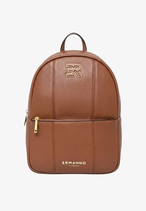 Zaino in pelle marrone con texture, cerniera dorata, manico superiore e logo "ERMANNO Firenze" sulla tasca frontale.