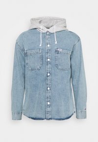 Koszula dżinsowa z szarym kapturem, z guzikiem z przodu, dwiema kieszeniami na piersi i białymi sznurkami do ściągania. Jasnoniebieski kolor, casualowy fason.