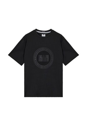 Schwarzes T-Shirt mit kurzen Ärmeln, rundem Ausschnitt und einem kreisförmigen, erhabenen Logo in der Mitte mit der Aufschrift "Weekend Offender".