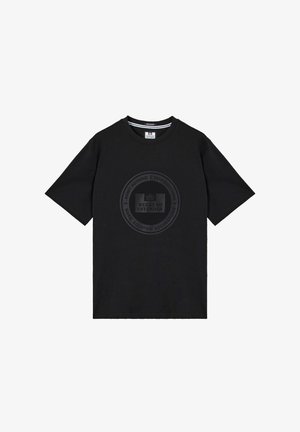 Zwart T-shirt met korte mouwen, een ronde hals en een rond reliëflogo in het midden met de tekst "Weekend Offender".