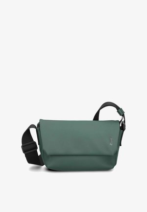 Borsa a tracolla verde impermeabile con chiusura a ribalta, tracolla nera regolabile e dettaglio logo discreto. Texture liscia, design minimalista.