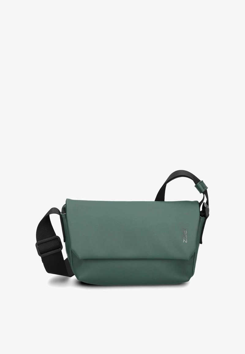 Borsa a tracolla verde impermeabile con chiusura a ribalta, tracolla nera regolabile e dettaglio logo discreto. Texture liscia, design minimalista.