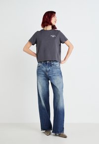 Vero Moda VMATY METTE BOX  - Print T-shirt - asphal/white