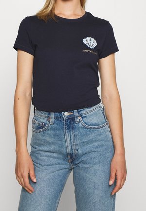 Marineblå bomulds T-shirt med korte ærmer og tætsiddende design. Har et skaldyrsgrafik og "HAPPY AS A CLAM" broderet i guld.