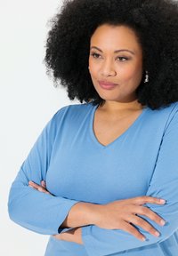 Ulla Popken BASIC-V LANGARM  - Langarmshirt - light cornflower