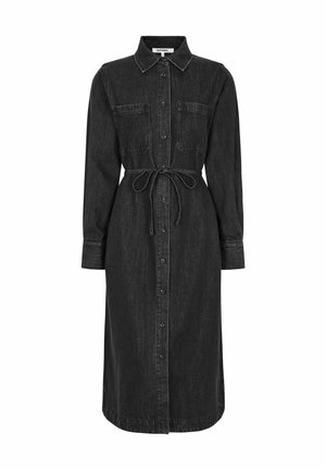 Abito camicia in denim nero con maniche lunghe, chiusura a bottoni, due tasche sul petto e vita con lacci. Presenta un colletto e una lunghezza a metà polpaccio.