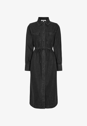 Abito camicia in denim nero con maniche lunghe, chiusura a bottoni, due tasche sul petto e vita con lacci. Presenta un colletto e una lunghezza a metà polpaccio.