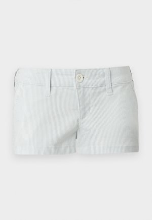 Lyseblå og hvitstripete bomullsshorts med knappelukking, beltehemper og frontlommer på hvit bakgrunn.
