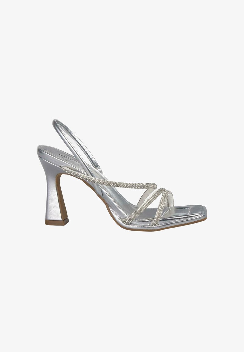 Zilveren sandalen met hoge hakken, met een rechthoekige open teen, dunne gekruiste banden en een metallic afwerking. Stevige hak met een bruine basisaccent.