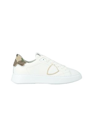 Sneaker bianche basse con chiusura a lacci, tassello del tallone a motivo beige e verde, e un piccolo dettaglio a scudo beige sul lato.