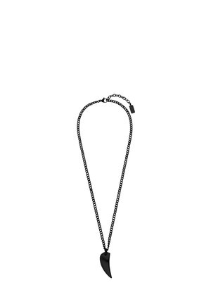 Schwarze Halskette mit einer strukturierten Kette und einem Anhänger in Form eines gebogenen Klaue oder Zahns. Satinierte Oberfläche auf dem Anhänger.
