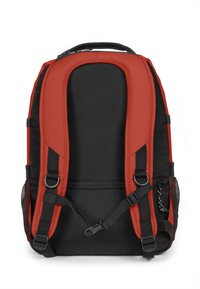 Mochila negra y roja con correas acolchadas, bolsillos laterales de malla, cremalleras robustas y un diseño ergonómico elegante. Incluye un asa de transporte reforzada.