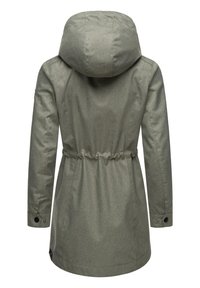Khaki színű parka kapucnival, húzózsinórral ellátott derékkal, gombos mandzsettákkal és sima, struktúrált felülettel. A hátoldali nézet kiemeli a ruha formáját.