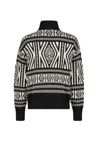 Schwarz-weiß gemusterter Strickpullover mit hohem Kragen, überschnittenen Schultern und gerippten Bündchen. Geometrische Designs über das gesamte Kleidungsstück.