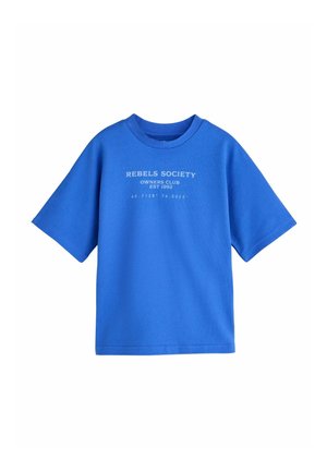 Blå T-shirt med korte ærmer med "REBELS SOCIETY OWNERS CLUB EST 1992" og koordinater trykt i hvid på fronten.