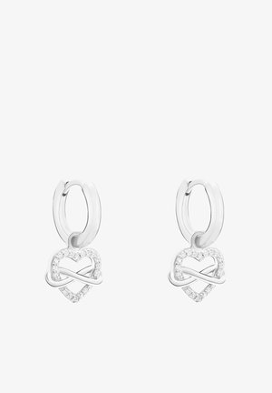 Silberne Creolen mit doppeltem Herzdesign, verziert mit kleinen klaren Kristallen, poliert und mit ineinandergreifenden Formen.