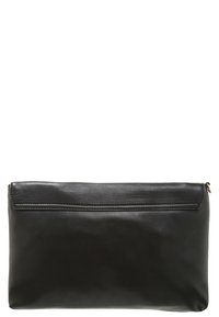 Bolso de mano rectangular negro de cuero con cierre de cremallera y costuras decorativas a lo largo del borde superior.