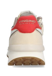 Sneakers beige con un tab anteriore rosso, caratterizzati da una tomaia texturizzata e una suola in gomma. Logo "VINGINO" ricamato sul tallone.